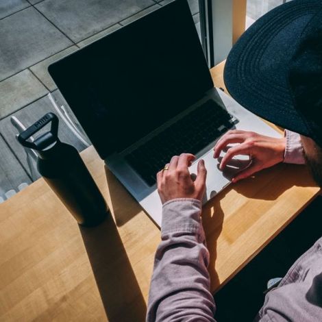 MiiR keskeny szájú palack 680ml - fekete