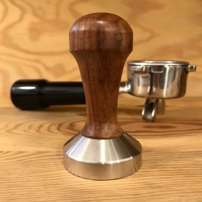 Tamper Kaffia 57mm lapos diófa 2