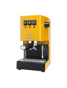 A Gaggia Classic EVO sárga színbenideális választás azok számára, akik otthon szeretnék élvezni a tökéletes olasz eszpresszót. Ez a közvetlenül Olaszországban készült kávéfőző csúcsminőséget, szakértői pontosságot és megbízható, hosszú távú teljesítményt kínál. 