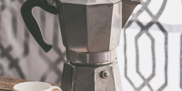 Kávé készítése egy mokka teáskannában