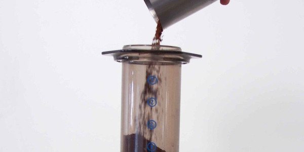 Kávékészítés az Aeropress-ben