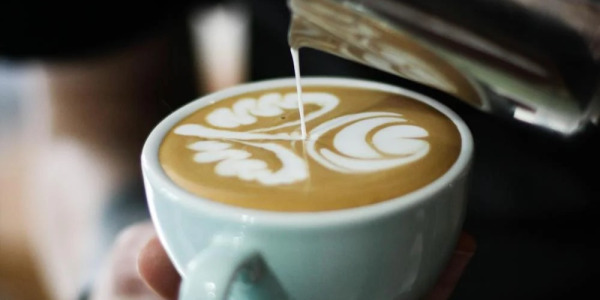 Caffe latte kávé elkészítése