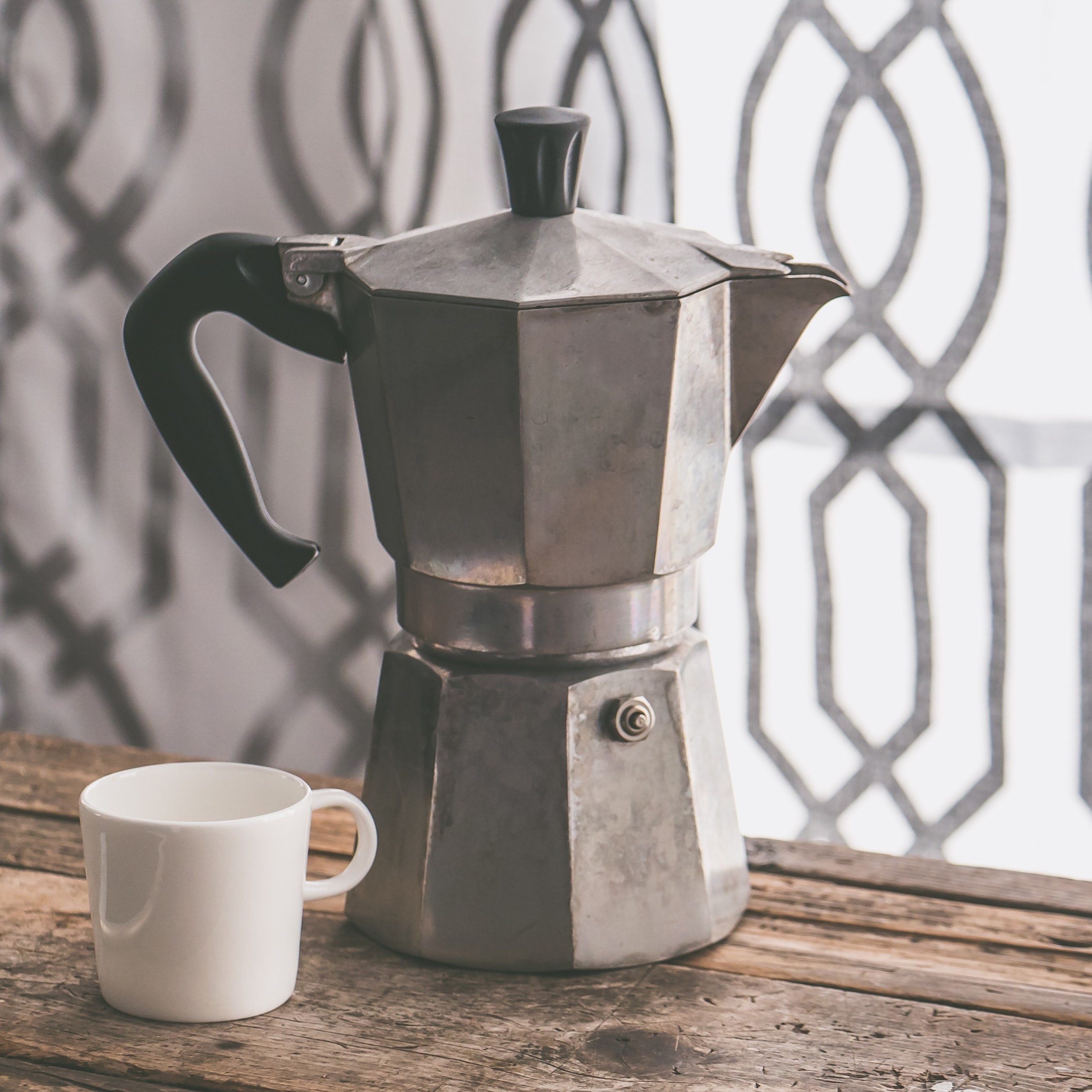 Kávé készítése egy mokka teáskannában