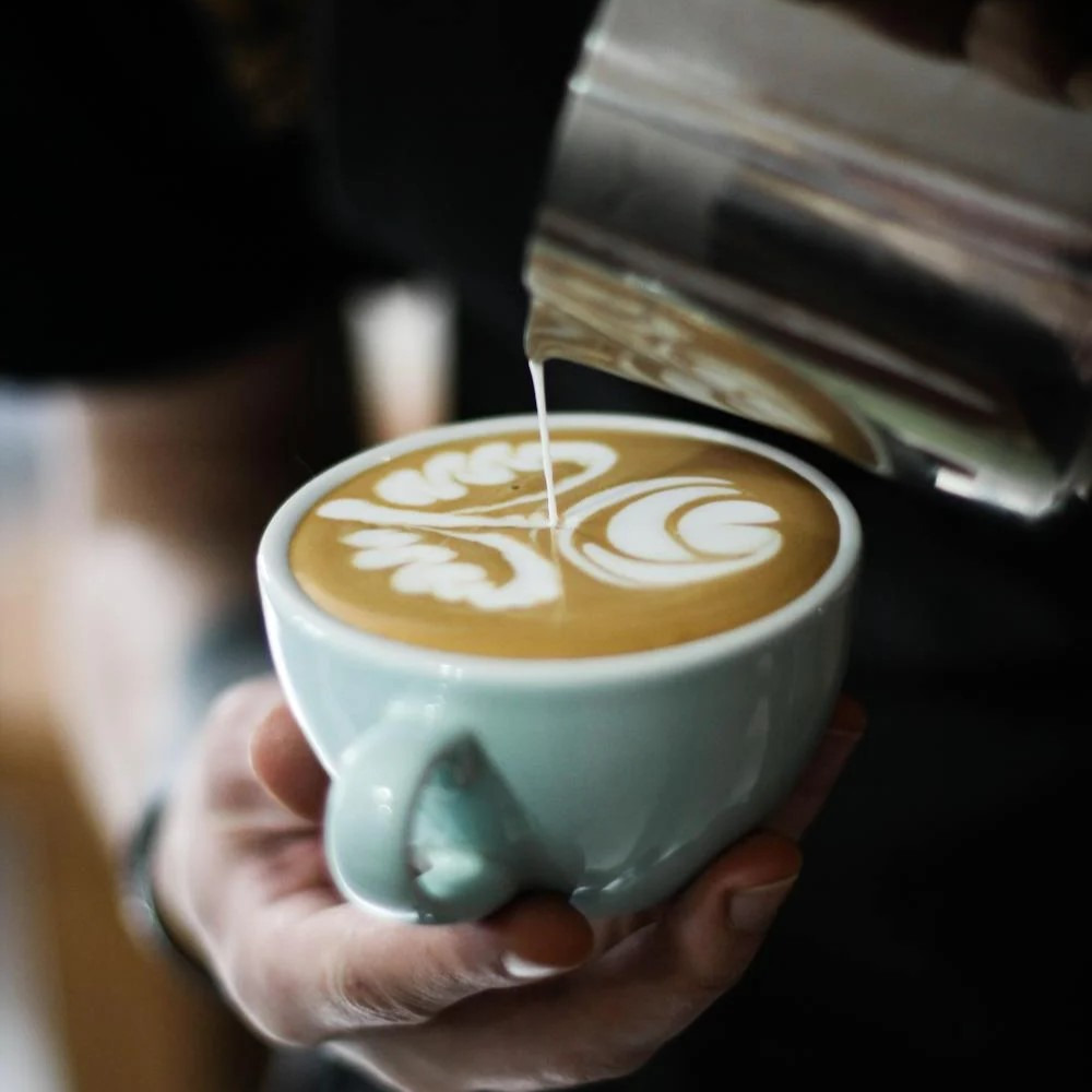 Caffe latte kávé elkészítése